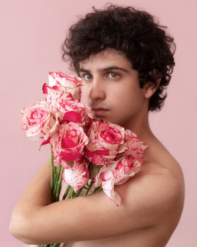 caessus's tweet photo. El nombre de la rosa 

1 https://t.co/wfG6HLUYQJ