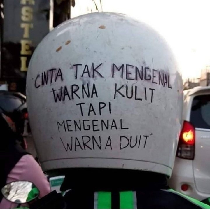 kata2bijak's tweet photo. Berangkat kerja baca begini di helm abang ojek online https://t.co/pHtRvpmuM7