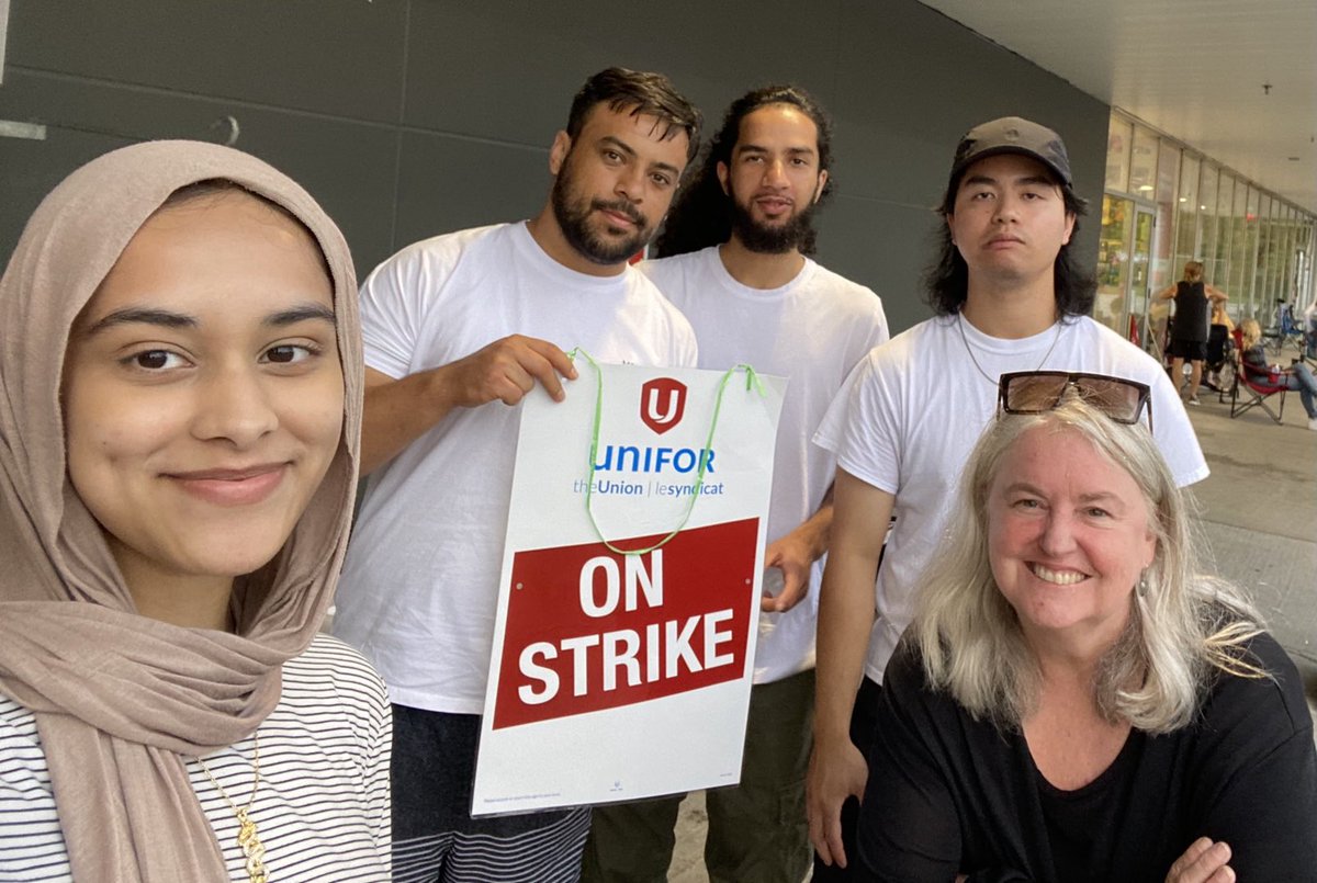 Super high energy at the Eglinton Ave East Metro picket line. These #Unifor grocery workers love their jobs   It’s the grocery industry substandard wages that need fixing. #Affordability #WorkplaceRespect