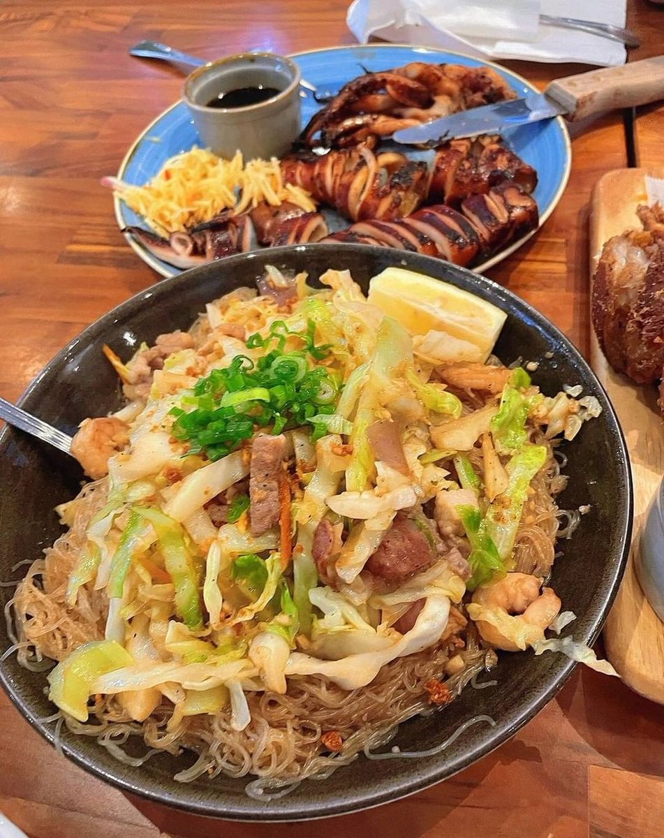 Best Deep Fried Pork Elbow and Big Squid I've Ever Had at American Avenue Restaurant 201 Third Avenue East San Mateo, CA 94401 Many times I have read articles recommending Philippine Pork Elbow, and finally last week I had chance to pull two friends together for a punch.