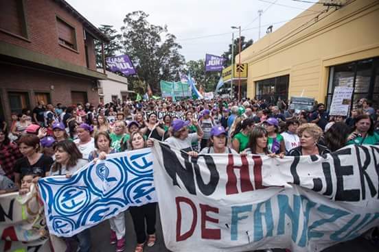 roxygranata's tweet photo. @clarincom Almeyda apoya a los qué cerraron #FANAZUL, lamentable. Espero qué el pueblo de Azul no se olvide de la angustia q pasaron en ese momento, fueron reprimidos, metieron presa a la esposa de un fabriquero despedido. Este gobierno reabrió la fábrica, espero tengan memoria
#JxCNuncaMás https://t.co/RQMzy6w3gW