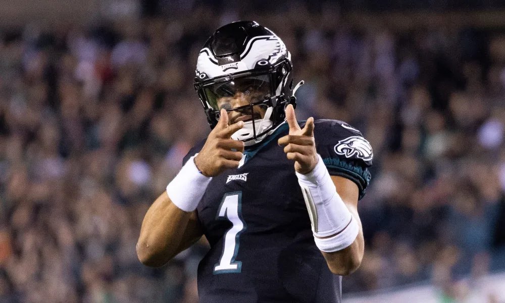 jasrifootball's tweet photo. 𝗕𝗥𝗘𝗔𝗞𝗜𝗡𝗚: #Chiefs QB Patrick Mahomes ranked as the best player in the NFL by his peers.

Below is the Full list of 10-1

10: #Chiefs DT Chris Jones 
9: #Cowboys LB Micah Parsons 
8: #Bills QB Josh Allen 
7: #Dolphins WR Tyreek Hill
6: #Bengals QB Joe Burrow 
5: #Chiefs TE Travis Kelce 
4: #49ers DE Nick Bosa 
3: #Eagles QB Jalen Hurts 
2: #Vikings WR Justin Jefferson 
1: #Chiefs QB Patrick Mahomes

Anything you guys disagree with?