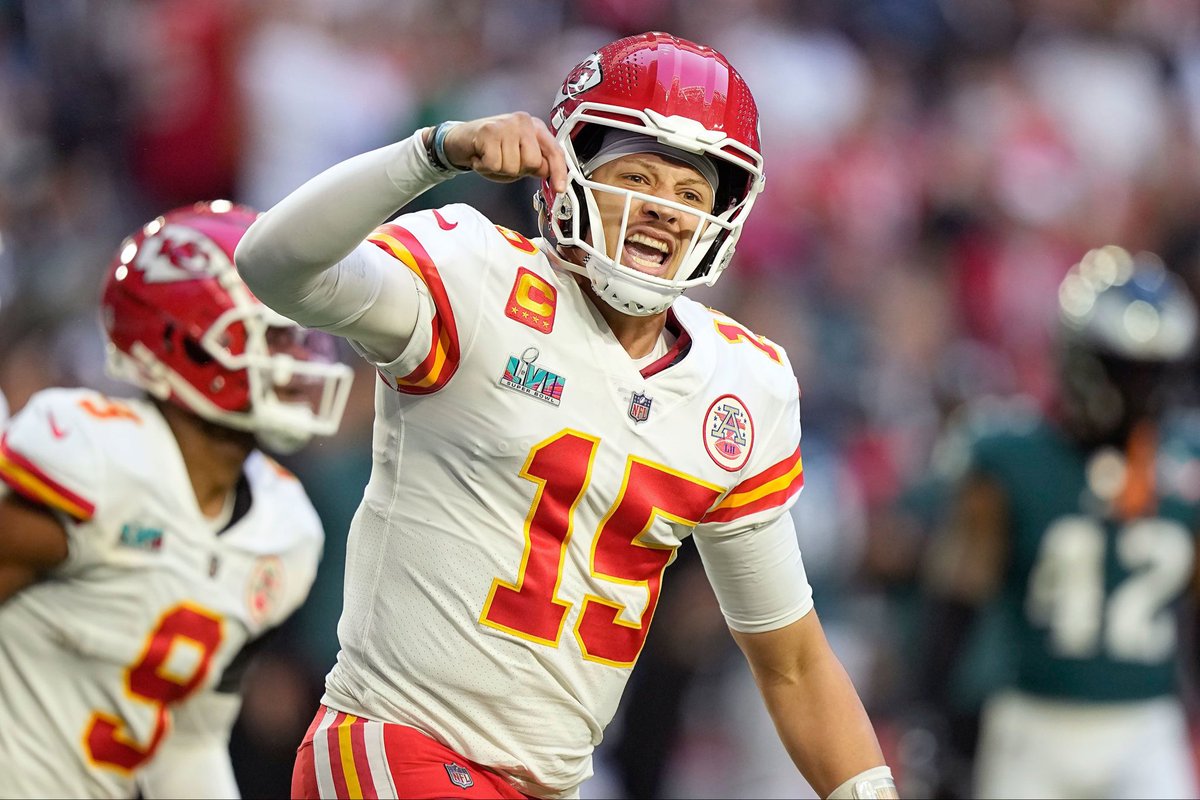 jasrifootball's tweet photo. 𝗕𝗥𝗘𝗔𝗞𝗜𝗡𝗚: #Chiefs QB Patrick Mahomes ranked as the best player in the NFL by his peers.

Below is the Full list of 10-1

10: #Chiefs DT Chris Jones 
9: #Cowboys LB Micah Parsons 
8: #Bills QB Josh Allen 
7: #Dolphins WR Tyreek Hill
6: #Bengals QB Joe Burrow 
5: #Chiefs TE Travis Kelce 
4: #49ers DE Nick Bosa 
3: #Eagles QB Jalen Hurts 
2: #Vikings WR Justin Jefferson 
1: #Chiefs QB Patrick Mahomes

Anything you guys disagree with?