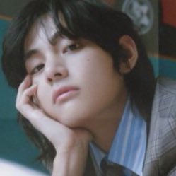 vminiecats's tweet photo. — Traducción de la carta de Taehyung: 

“Por cuidarme durante 10 años
“Por envolverme en un abrazo durante 10 años”
“Por ser valiente y apoyarme”
“Gracias por hacerme feliz y llorar conmigo”
[..] Te quiero mucho &amp; I purple You”. 

 #V_Layover https://t.co/VSa1mFnTys