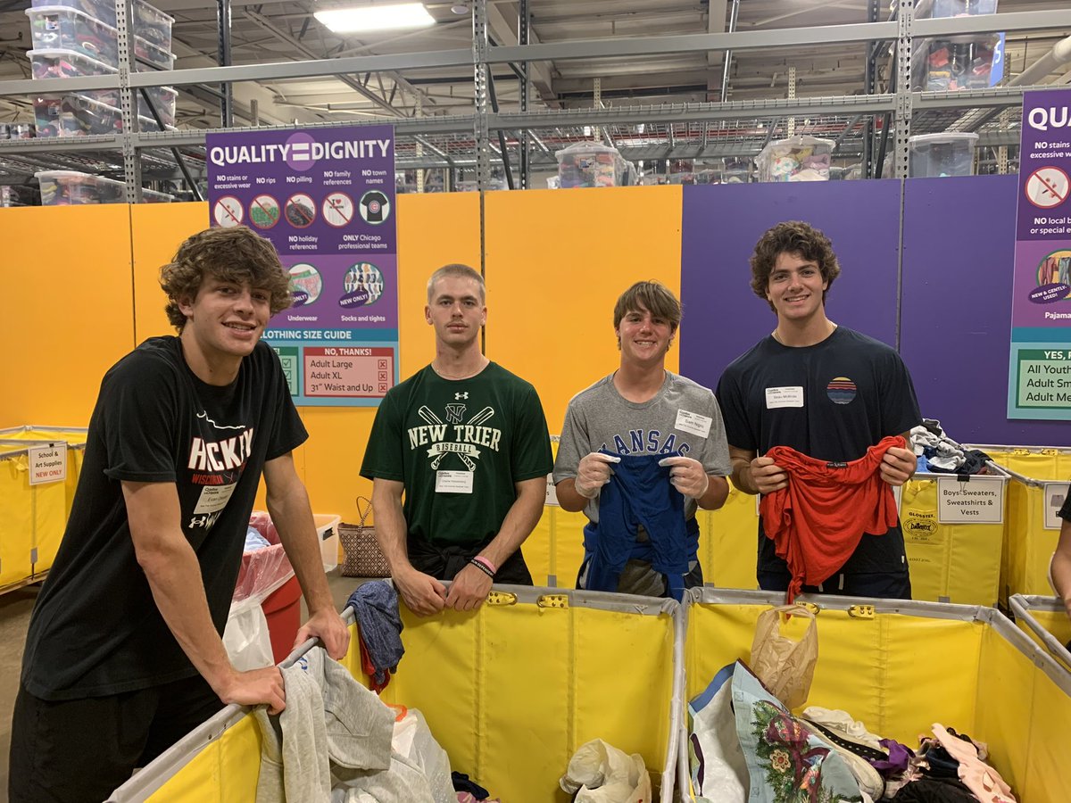 EvanOlesker's tweet photo. One of my season goals this year was to bring a service component to the @WilmetteWaves. It was great having some teammates come volunteer at Cradles to Crayons. Looking forward to doing more of this. https://t.co/jSu0GcCwEO