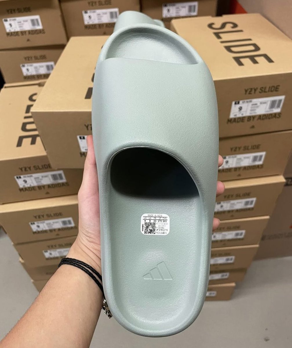 Yeezyinfluence_'s tweet photo. A look at the Yeezy Slide Salt: A Subtle Splash of Elegance and Comfort

https://t.co/x8vHIeE2Qv https://t.co/ZYNmfZvr6l
