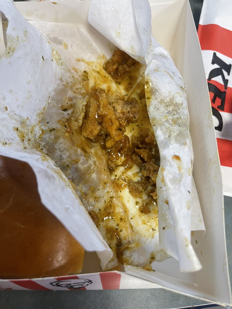 paztelitOw's tweet photo. @kfc @KFC_MEXICO  Cerrado sin acceso a la parte de arriba y a los baños y aparte pelos en la comida !!!! Sucursal Avenida Chapultepec 92 !!!! https://t.co/R0W1HhDFHk