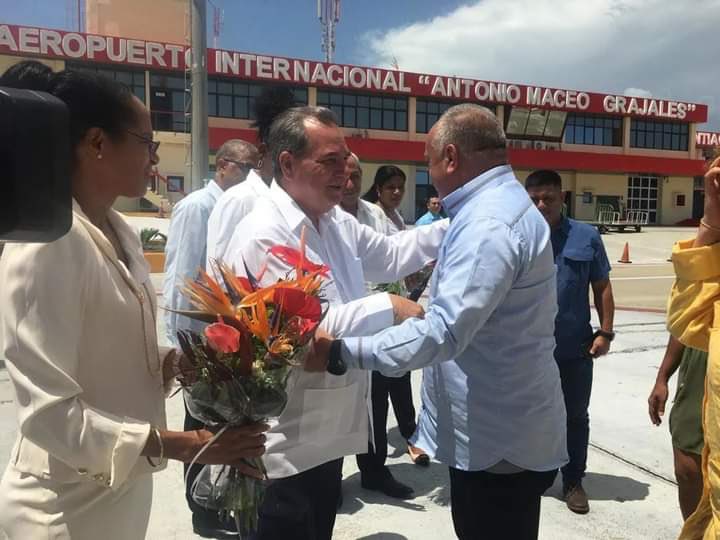 Manueljuventud2's tweet photo. #7Ago Así fue recibido nuestro capitán @dcabellor en el Aeropuerto Internacional Antonio Maceo Grajales de Santiago de Cuba 🇨🇺, con esta visita se reafirman los lazos de hermandad y cooperación. ¡Cuba y Venezuela una sola nación! ¡Viva Fidel y el Comandante Chávez! #TúSabesQueNoVas