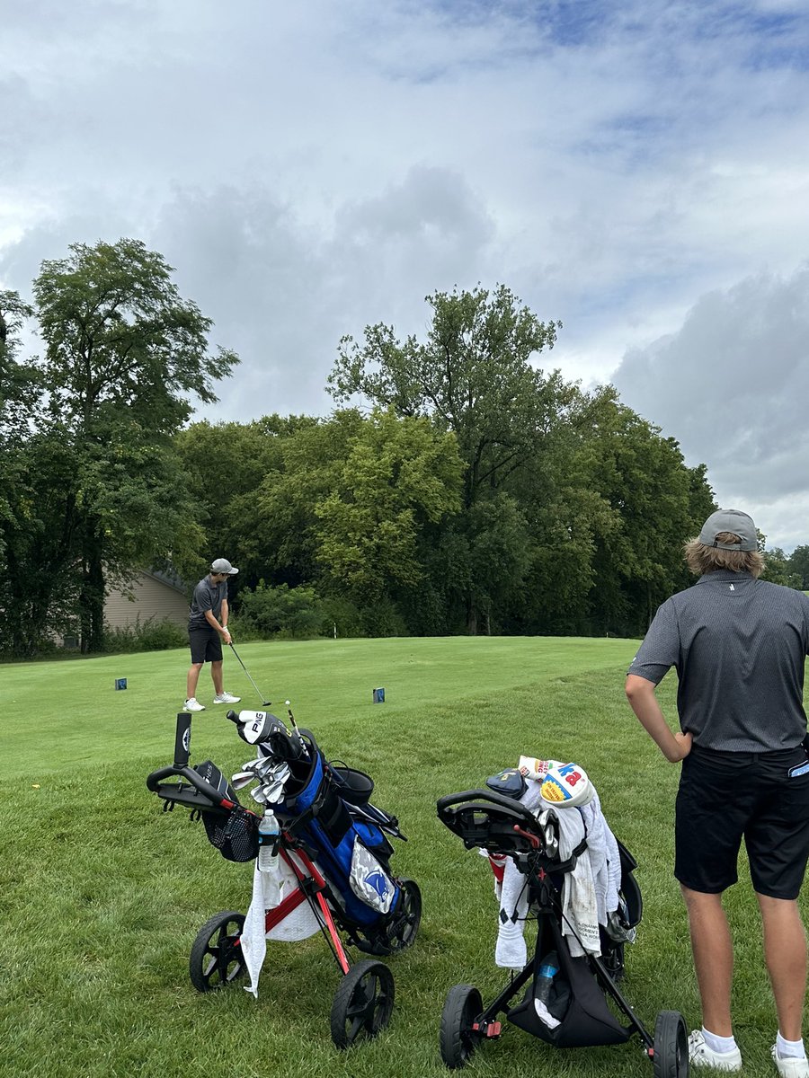 BoroBoysGolf's tweet photo. The Varsity White team took down CJ in an 18-hole match @heatherwoodegc 

Boro 320 - CJ 332

Silas Behnken 76 🥇
Ryan Rosko 79 🥉
Sam Pelfrey 81
Alec Poole 84
Sterling Dabrowski 85
Chase Dixon 85

(And yes those videos are both from today ☀️ and ☔️) https://t.co/icks3ECFHA