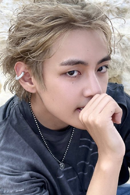iproofyou's tweet photo. — [NOTICIA] #V lanzará su álbum en septiembre.

• El álbum en solitario de V, titulado “Layover”, se lanzará el viernes 8 de septiembre, Tendrá cinco pistas (y una pista adicional) y un video musical para las cinco pistas.

LAYOVER IS COMING
V IS COMING
TAEHYUNG IS COMING #V https://t.co/Agc3wbF87i