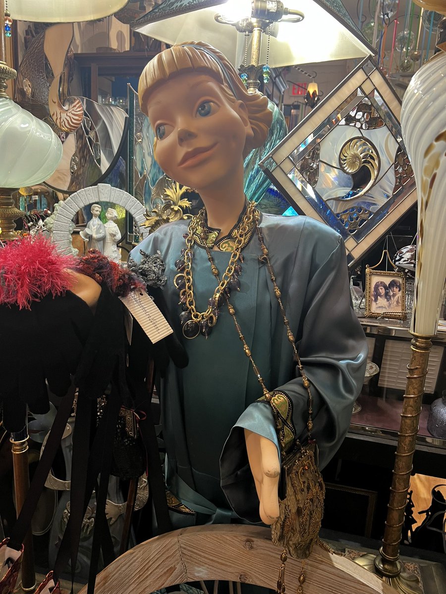 imagine this staring at u while u sleep