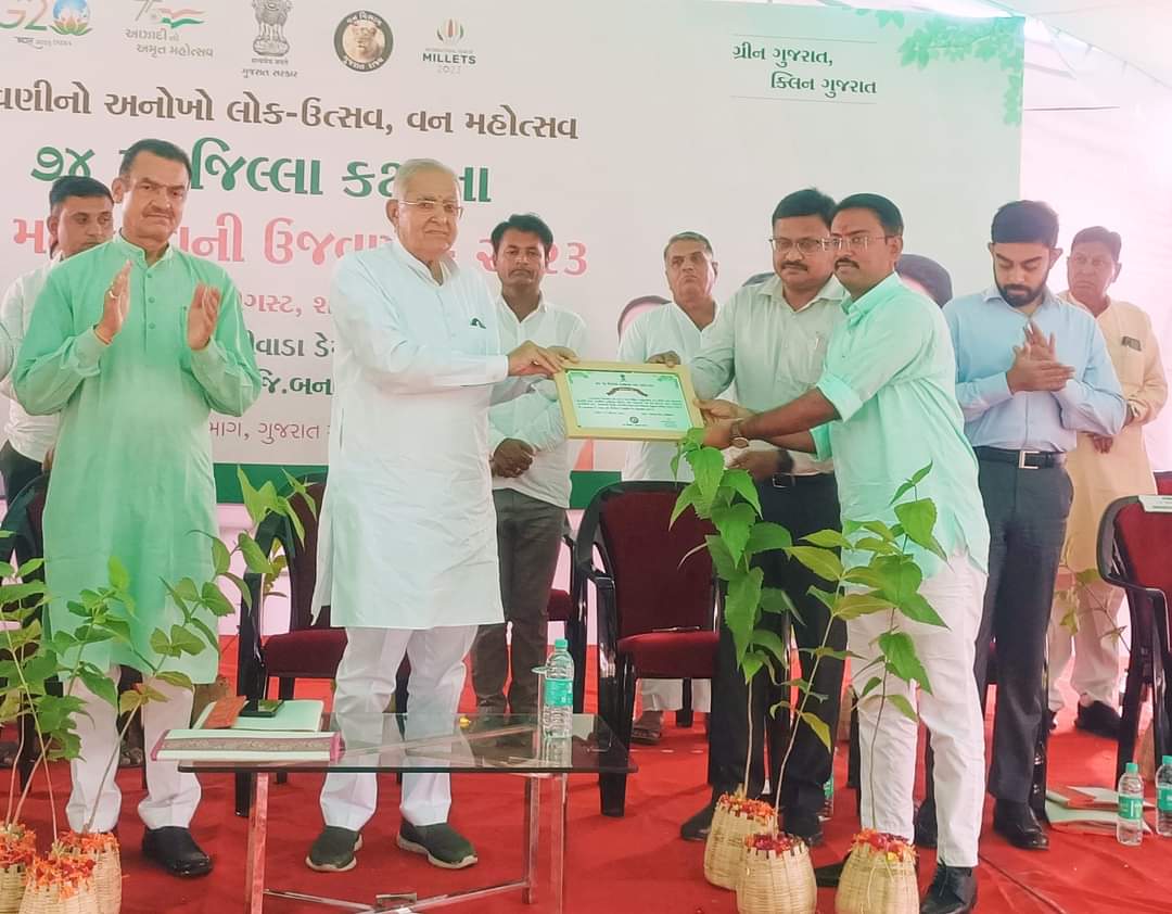 Naranraval21's tweet photo. ઉજવણી નો અનોખો લોક ઉત્સવ, વન મહોત્સવ ૭૪ માં જિલ્લા કક્ષાના વન મહોત્સવની ઉજવણી૨૦૨૩ અંતર્ગત જિલ્લા માં સામાજિક વનીકરણ વિભાગ બનાસકાંઠા ના સંકલન માં રહીને  ઉત્કૃષ્ટ કામગીરી ની નોંધ લઈ આજે સન્માન કરવામાં આવ્યું. તે બદલ @DCFSFBANASKANTH નો આભાર @Mulubhai_Bera @HoffPccf @Bhupendrapbjp https://t.co/FYxPJwYG4n