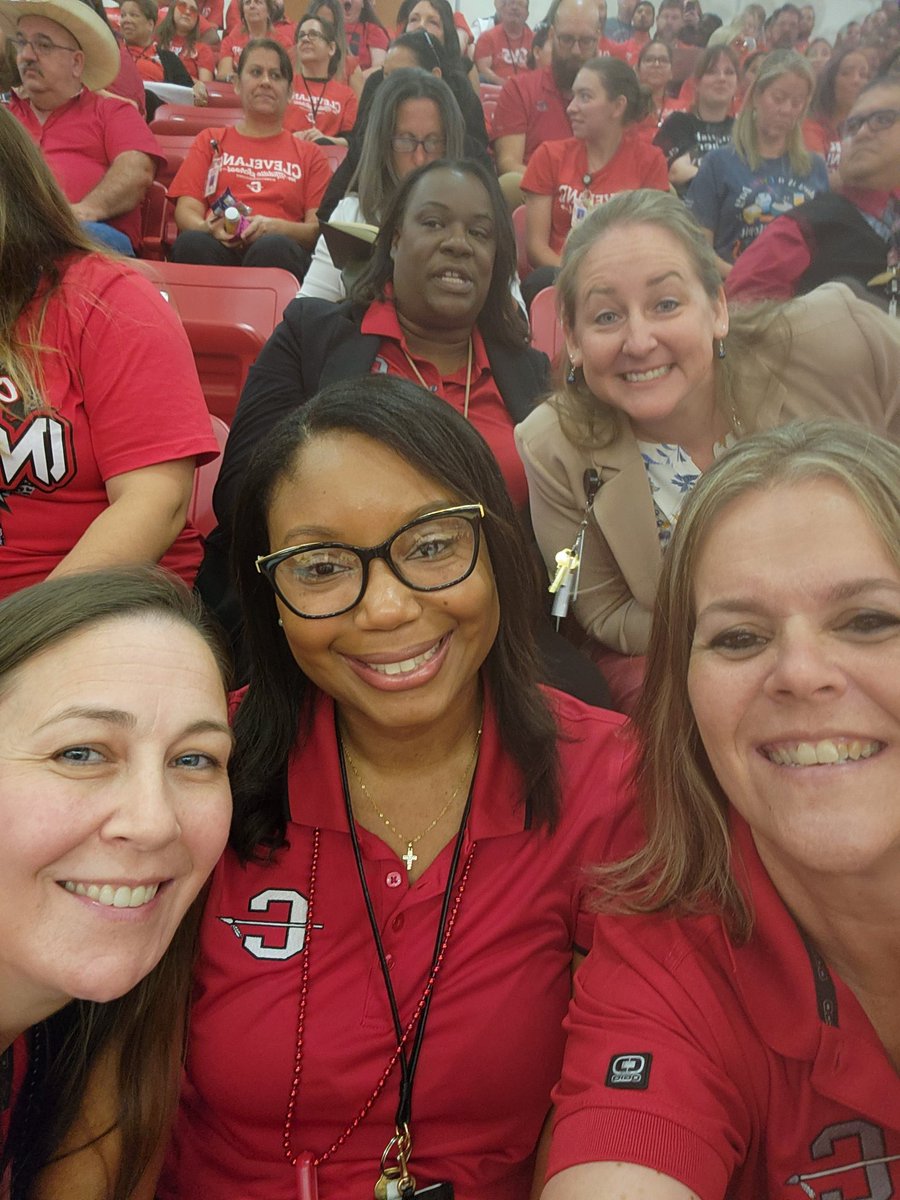 marygile2's tweet photo. Wonderful people! I'm so excited for the opportunity to serve with them and have this  wonderful opportunity as the District Mentor Teacher Liaison. 
Working with the 1st year teachers and IATs, is an outstanding way to serve our students. #newschoolyear #clevelandisdway https://t.co/2Ohi2xiAyN