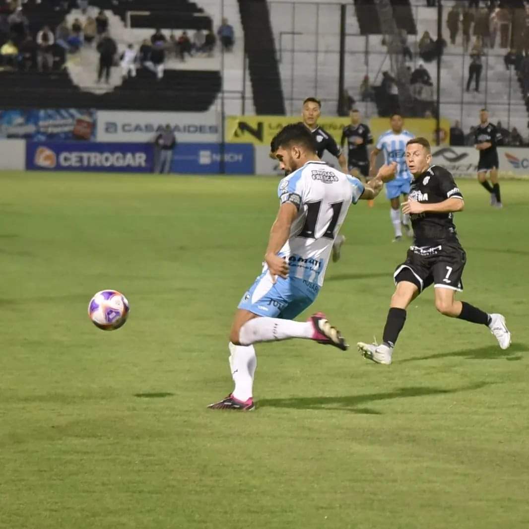 ClubARacing's tweet photo. 🔚 Terminó el partido.

Chaco For Ever 2️⃣🆚1️⃣ #Racing

🗣️⚽: Gianfranco Ferrero.

#VamosRacing 💙 https://t.co/xIHA6JeiR9