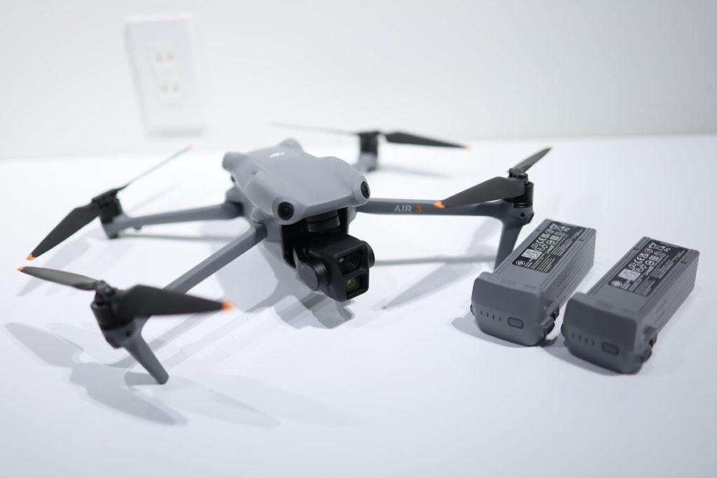 SekidoCorp's tweet photo. 【新着コンテンツのお知らせ(*‘ω‘*)】

DJI Air 3 の充電が遅い？！原因と対処法、オススメ充電器を紹介します
https://t.co/ByR1JWASNE https://t.co/jWY65QW167
