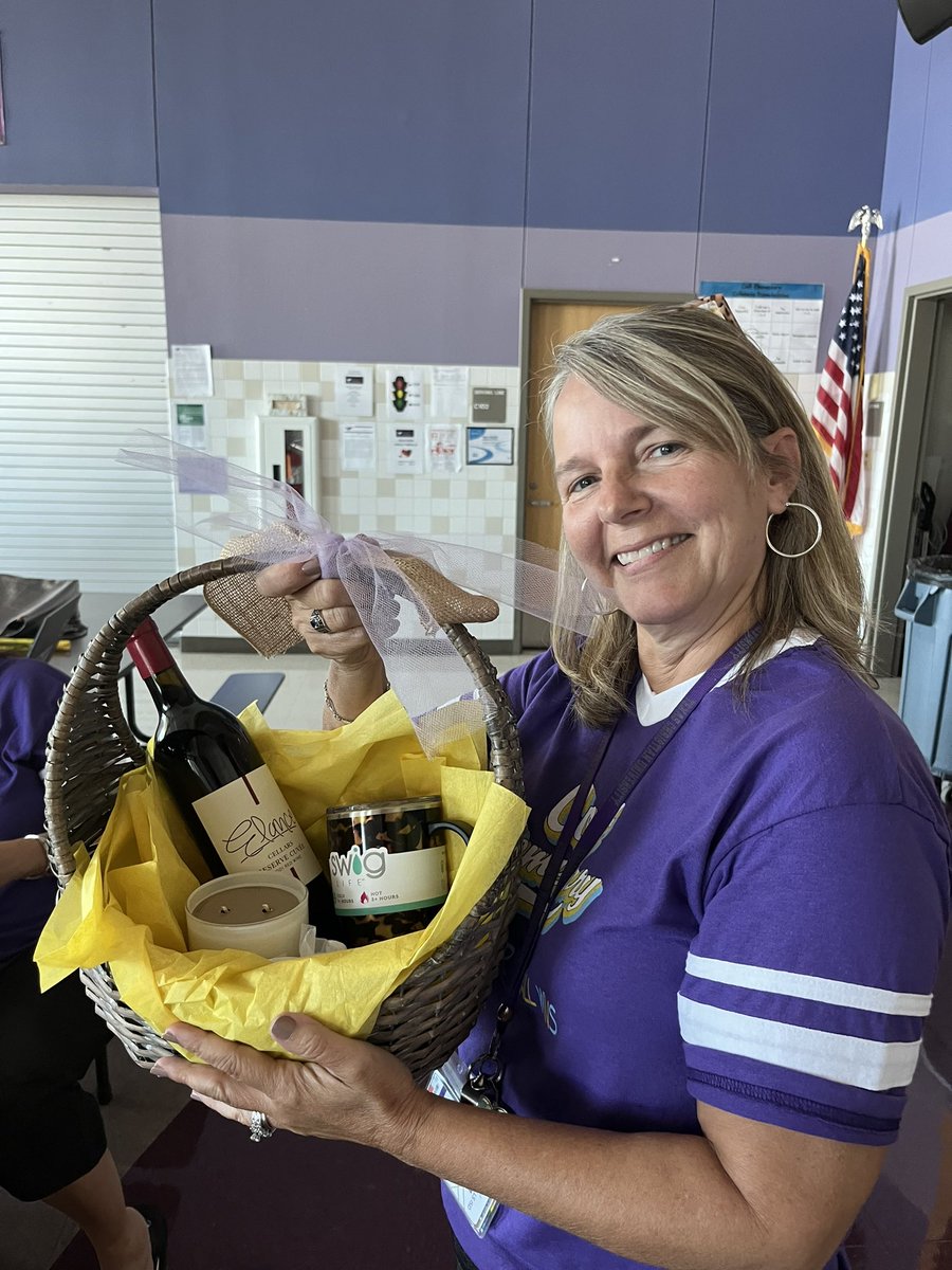 ColtElementary's tweet photo. Thank you to our community businesses who helped us celebrate our para and teacher of the year, Audrey Tucker and Olivia Woods!
#whatacommunity
#SmartiePantz #Redid #ServiceTitleCompany #TrendyB https://t.co/pUHuJ0LAzC