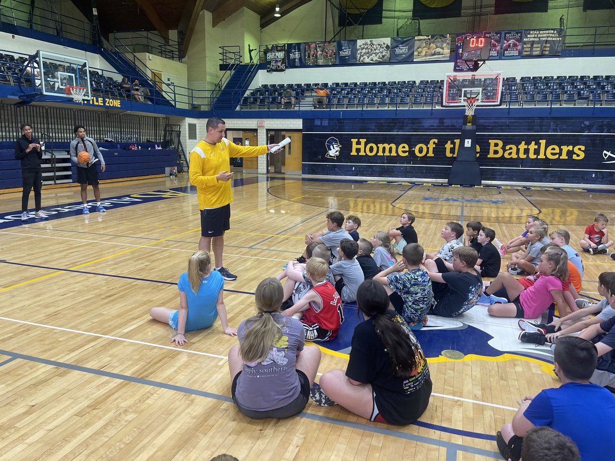 CoachDye3's tweet image. Any junior high or High school kids looking for someone to help them prepare for college? Send me a direct message and we can work on setting up some workouts. Former college player and Head College coach for 13+years!