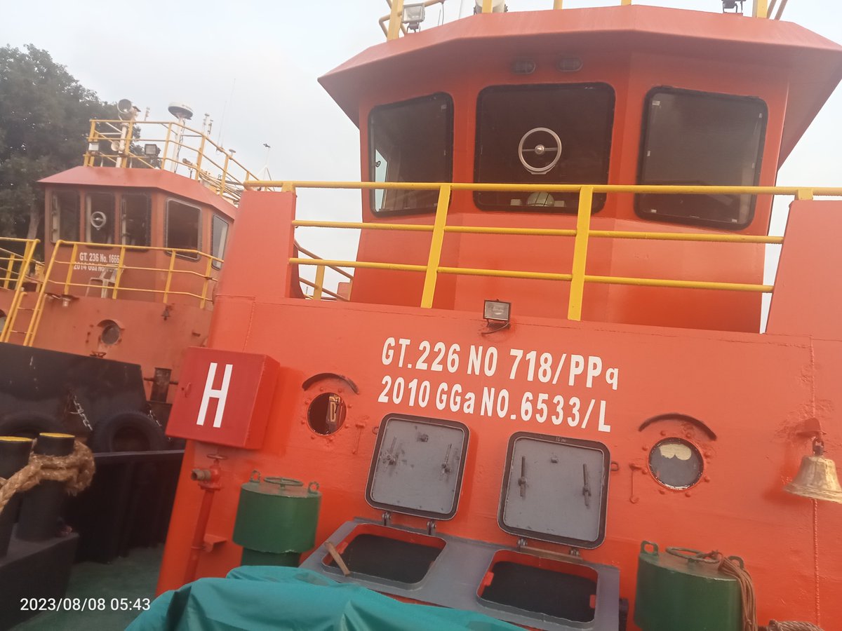 Duduk manis....Muatan didepan jety menumpuk. Bauksit tak dimuat