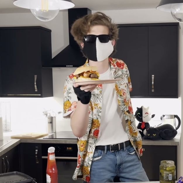 RandomisedBoo's tweet image. As the only American admin, I would not eat that

-🥀