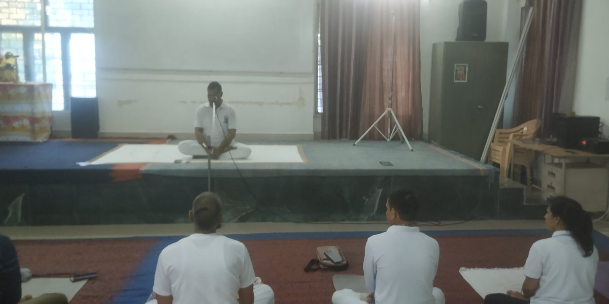 MadhyaAyoga's tweet photo. माननीय अध्यक्ष श्री वेदप्रकाश शर्मा योग आयोग केबिनेट मंत्री दर्जा द्वारा चंबल, व ग्वालियर संभाग के विकास खःण्ड योग क्लब प्रभारीयो का आज का प्रातः कालीन योग सत्र लिया गया, @OfficeofSSC @ChouhanShivraj @Indersinghsjp
@PrabhatrajT @PMOIndia @yogrishiramdev @mpeastbstrp https://t.co/Jvk8KZ0t8a