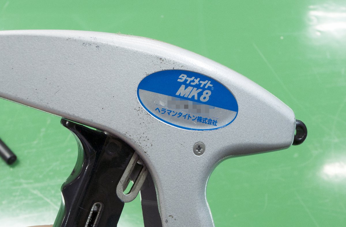 adogawa_e's tweet photo. #製造現場 には、日常にもあったら便利な道具があふれています。例えば #タイメイト。#結束バンド を締めて切る工具です。
#家電 のコードを束ねたり、植物、#キッチンラック の固定に使ったり、#DIY に最適です。
適正に締め付ければ、切り残し0mmでもOKです。
#TYMATE #ヘラマンタイトン https://t.co/F2oj6wX5TU