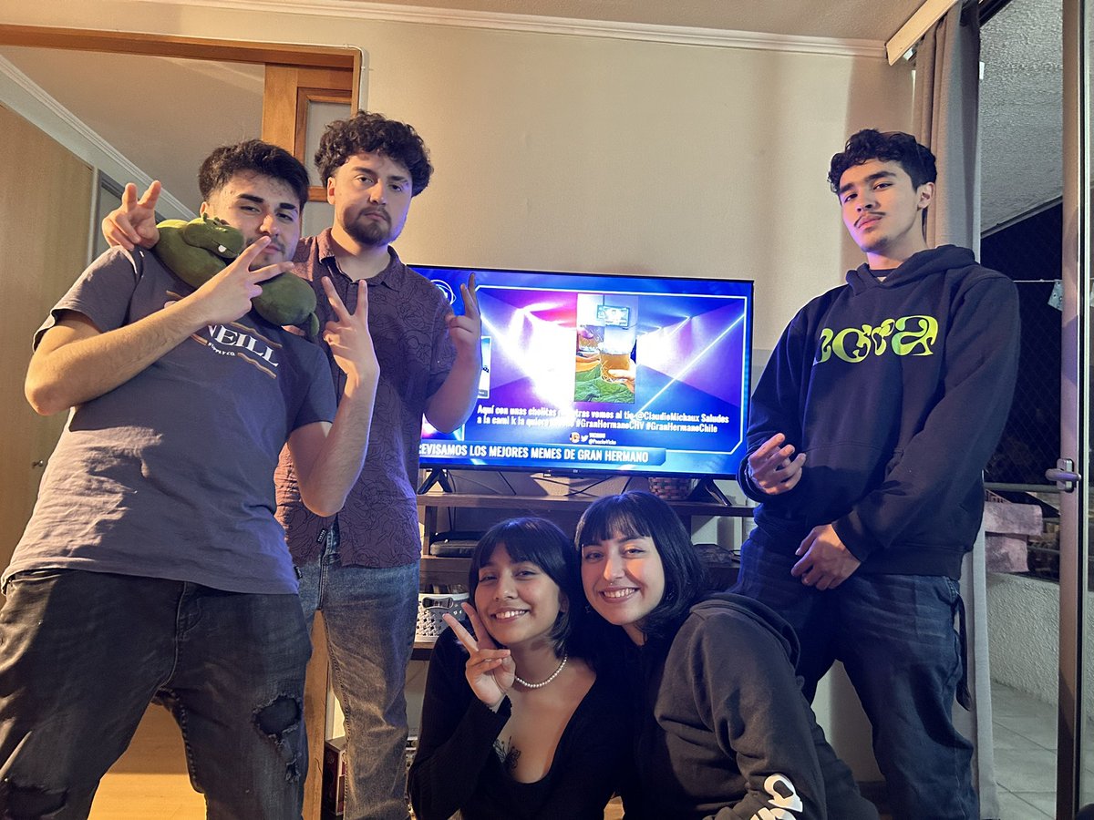 Mi_To78's tweet photo. 3er intento de aparecer en el stream del tío, saludos desde Von Schroeder, Francia  #GranHermanoCHV @ClaudioMichaux https://t.co/ylnObWSnaX