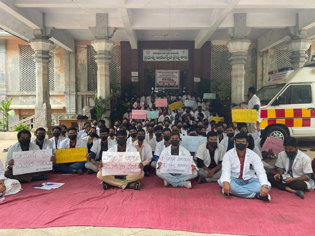jyotshnate34707's tweet photo. Whole Ayush doctors protests have been going on in telangana since 9days. We want justice 
#TSAYUSHSTIPENDHIKE 
#TELANGANAAYUSH
#STIPENDHIKEFORAYUSH
@TigerRajaSingh
@revanth_anumula
@ReddySudhakar21
@seethakkaMLA
@abntelugutv
@TPadmaRao
@hmtvnewslive 
@TV9Telugu 
@V6News https://t.co/fAT7AmU4vz