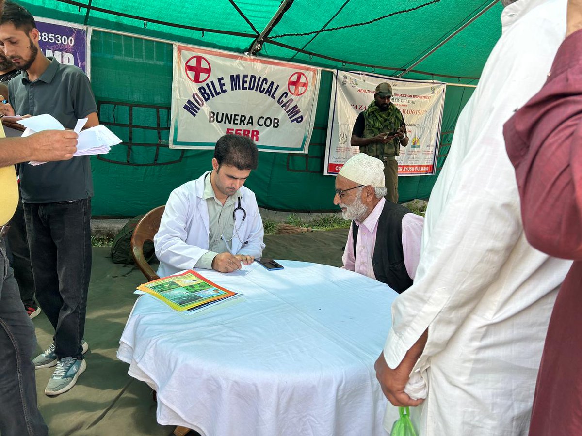 Chhote_91's tweet photo. #IndianArmy organised a Mobile Medical Camp at Murran Village, #Pulwama in collaboration with civil administration to provide basic #healthcare &amp; #medical assistance to local residents.

#Kashmir #Article370 #helpinghand #G20India #JammuKashmir #Kulgam #FireAccident #Mondayvibes https://t.co/ouADAZpDcf