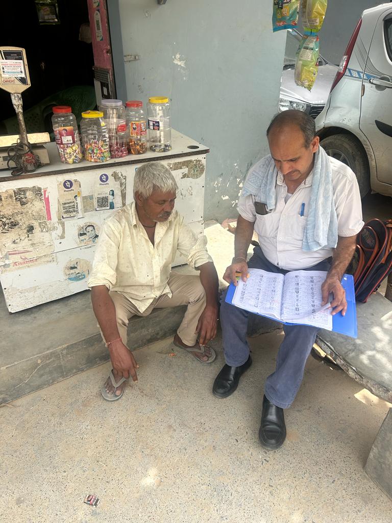 BIJWASAN2's tweet photo. AC 36 बिजवासन विधासनभा में डोर टू डोर सर्वे के दौरान प्रत्येक मतदाता की जांच करते हुए बूथ लेवल ऑफिसर(BLO) @CeodelhiOffice @DMSouthWest1 @ECISVEEP https://t.co/12a9hOjXpW