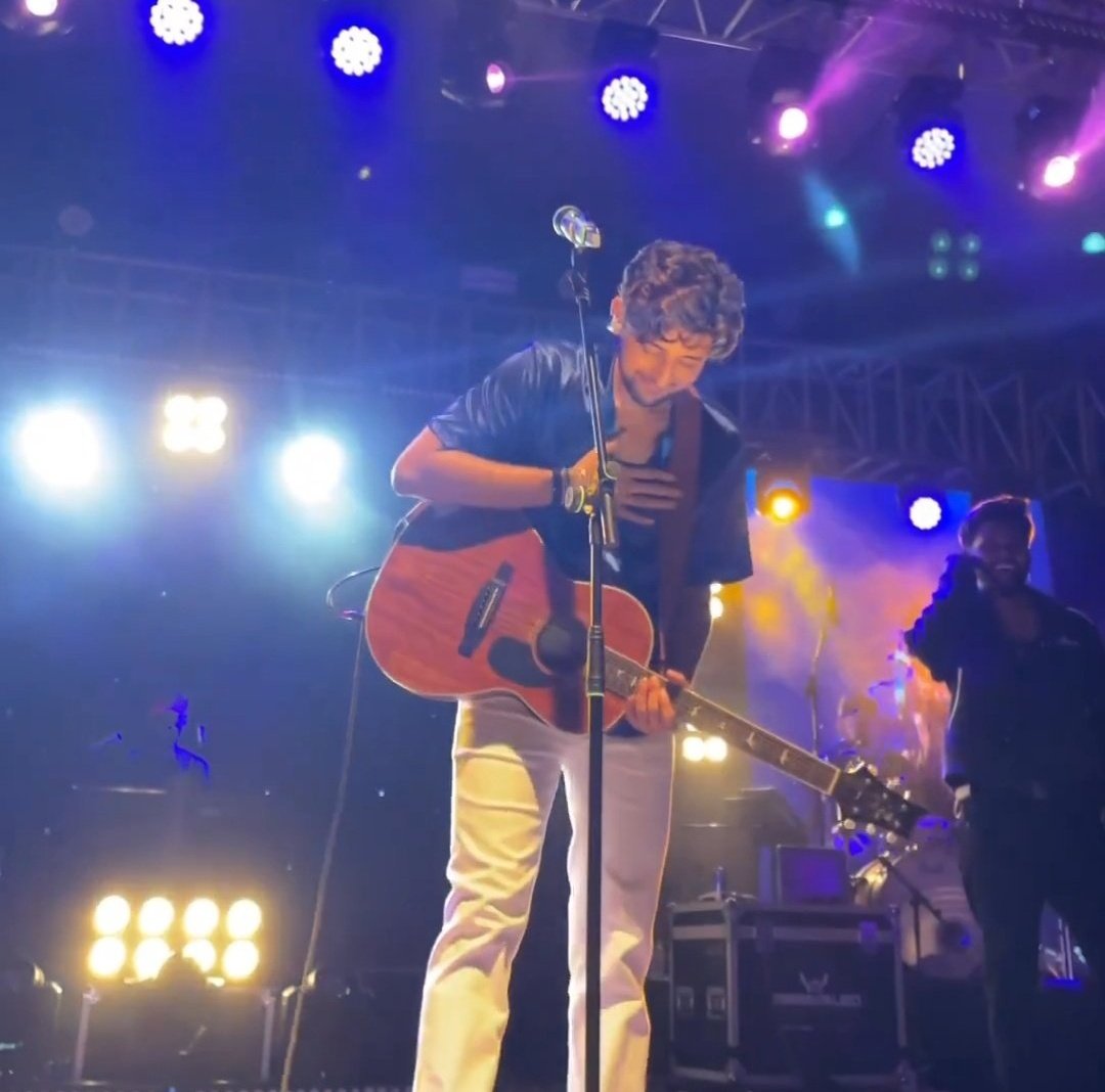 adeetee_drdz's tweet photo. DARSHAN RAVAL, the kid who dreamt of becoming a rockstar became a rockstar💙✨ https://t.co/dCibe78wWl