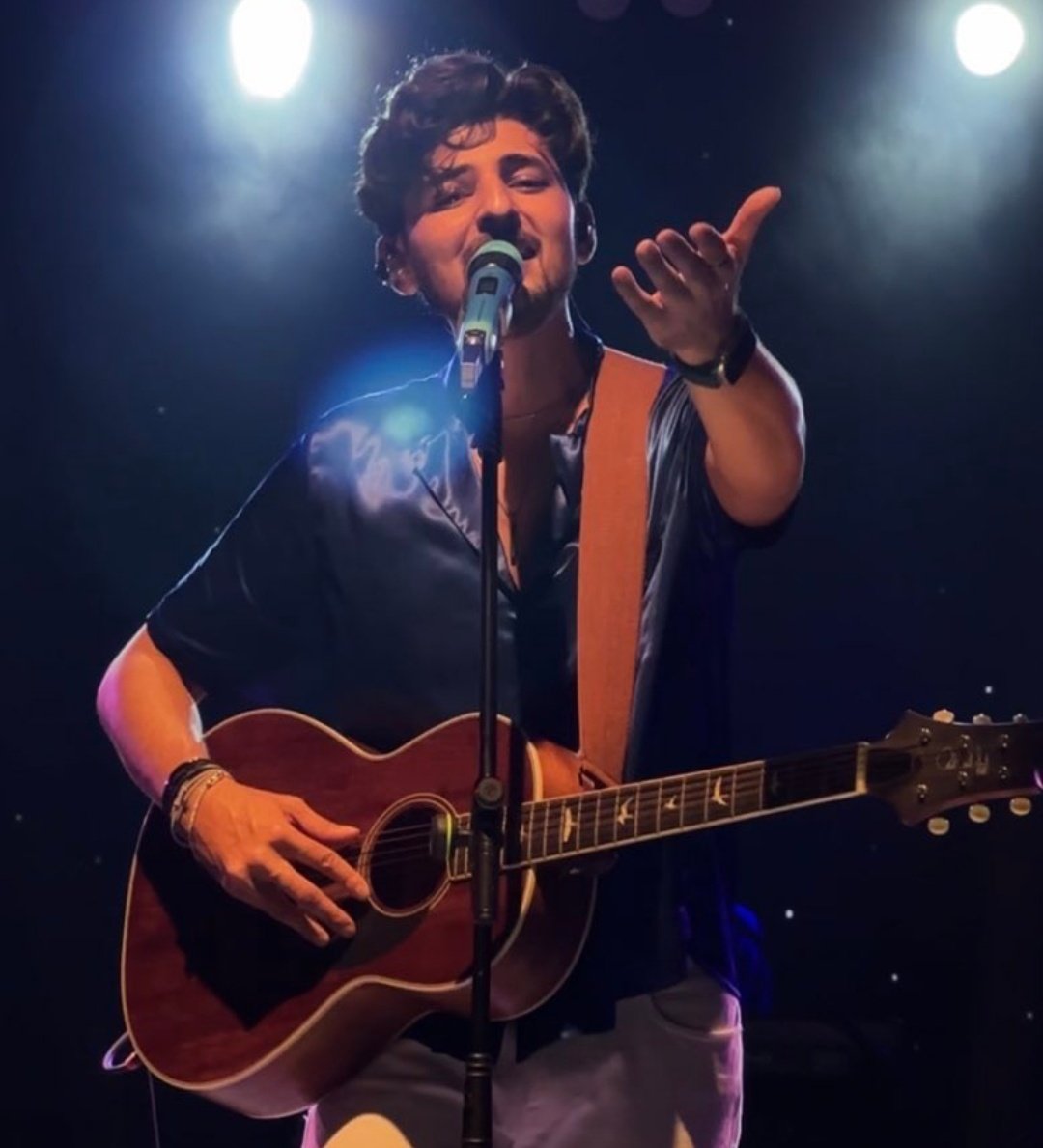 adeetee_drdz's tweet photo. DARSHAN RAVAL, the kid who dreamt of becoming a rockstar became a rockstar💙✨ https://t.co/dCibe78wWl
