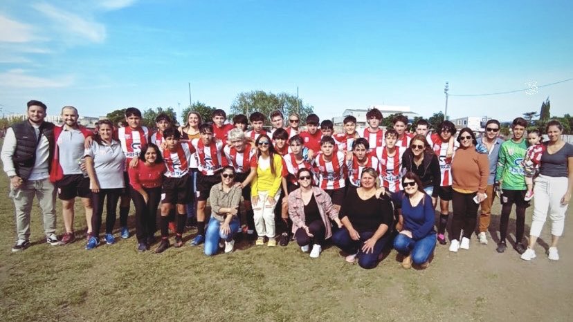 Admiración siento por mis jugadores, este año se la vienen bancando toda, trabajando en silencio y convencidos de lo que quieren, por sobre todo grandes personas. 
Gracias fútbol por permitirme trabajar con gurices así 👏🏼👏🏼