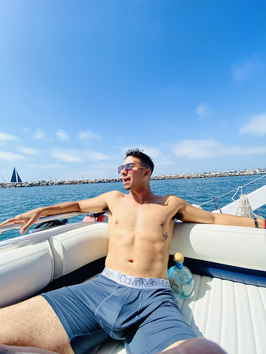 jeffreylicious_'s tweet photo. TAKE IT OFF https://t.co/0zshnYzLen