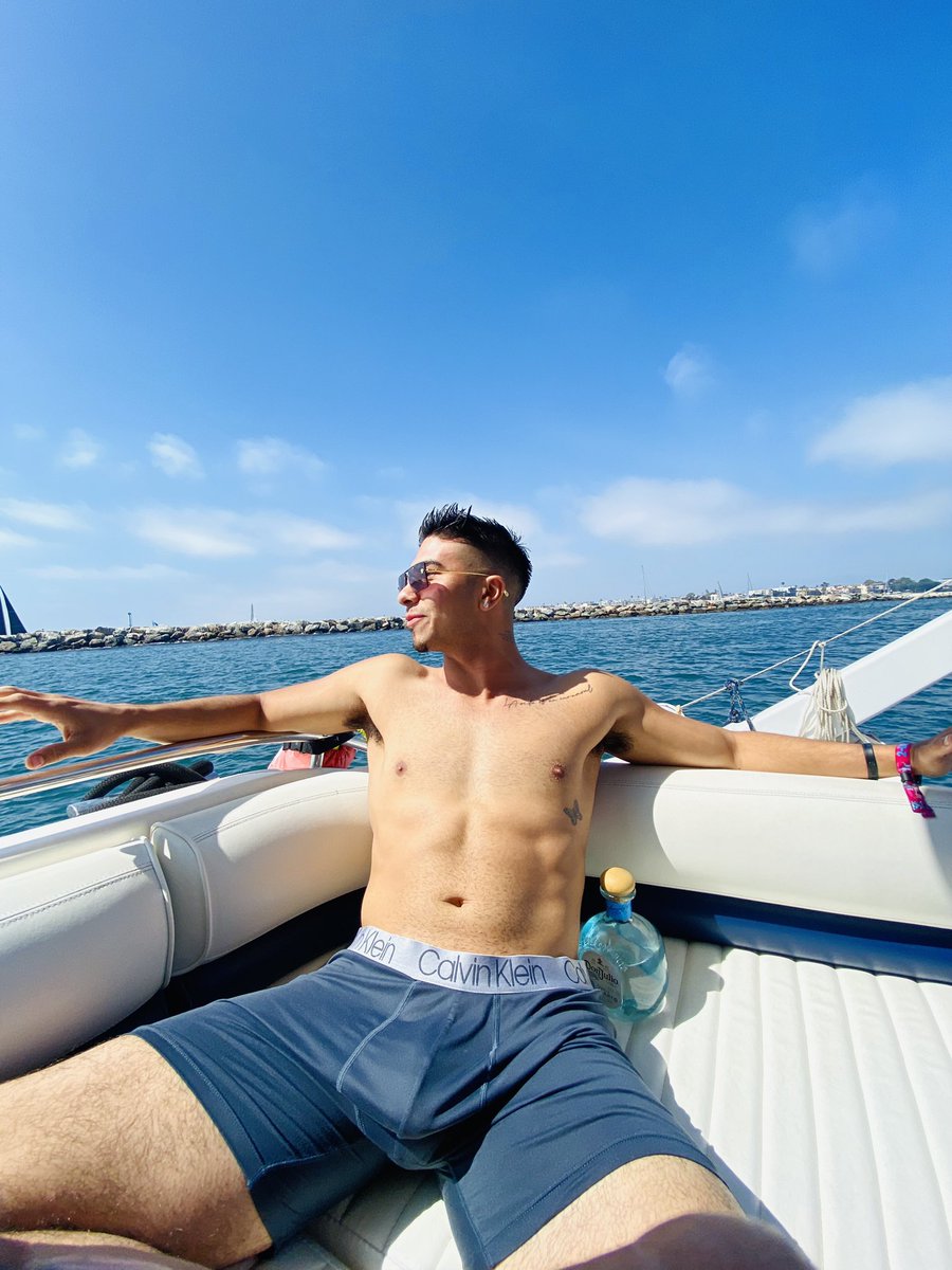 jeffreylicious_'s tweet photo. TAKE IT OFF https://t.co/0zshnYzLen