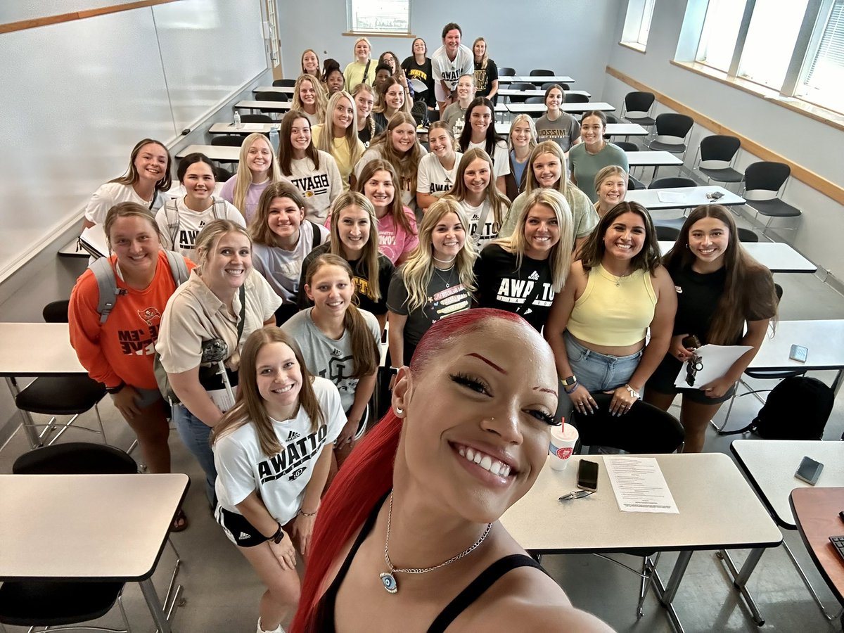 OttawaBravesSB's tweet photo. First Team Meeting of the Year!

It’s going to be a great season with this group of players! 

#BraveNation #FAMILY https://t.co/9e7KcP15IS
