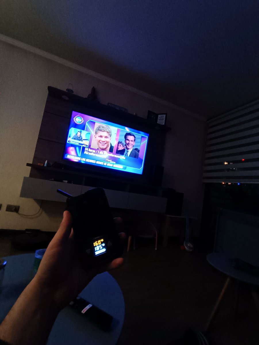 ElChaquetacl's tweet photo. Preparando la vapeada respectiva para ver el react de #GranHermanoCHV  con el tío Michocas @ClaudioMichaux 🌚 https://t.co/URjonZJuAy