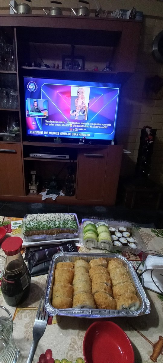 romazaca's tweet photo. @ClaudioMichaux esperando la salida de la Vivi con unos sushi  #GranHermanoCHV #GranHermanoChile https://t.co/b0CVKRLaJU