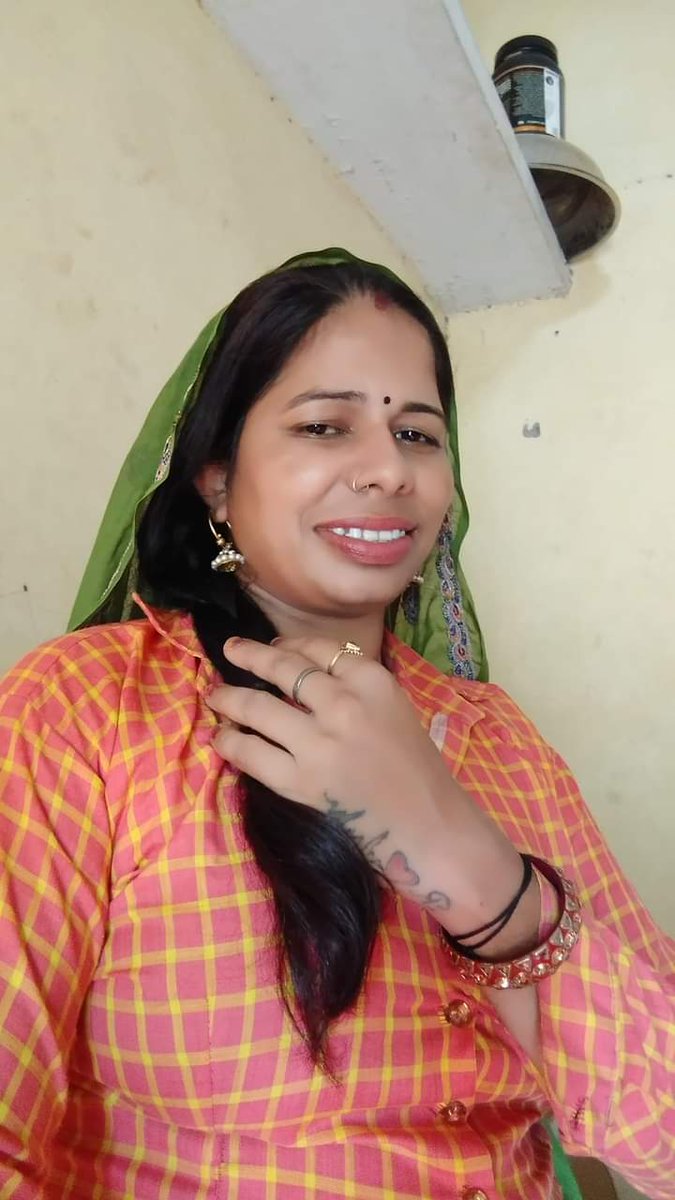 दुनिया का सबसे कठिन काम होता है 
एक स्त्री होना 
हर कदम पर  कुर्बानी देनी होती हैं 
बचपन मैं भाई के लिए 
बड़े होने पर माँ पिता जी की इज्जत  के लिए और 
शादी के बाद पति की खुशियो के लिए 
और फिर भी पुरुष कहता है  
तुमने मेरे लिए किया ही क्या है

#सुप्रभात_सभी को 🙏🙏