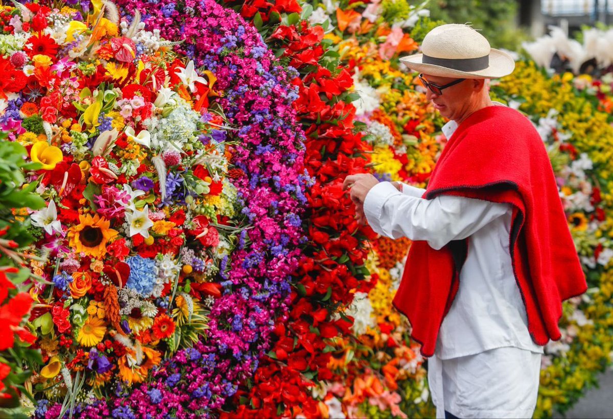 Desde muy temprano  nuestros silleteros se pusieron la 10,  hoy fue un gran día para mostrarle al mundo que las tradiciones paisas están más vivas que nunca. 

En #CorregimientosFuturo felicitamos y nos sentimos muy orgullosos de nuestros silleteros. 🌻🌻🌻🌻👩🏾‍🌾🧑🏼‍🌾