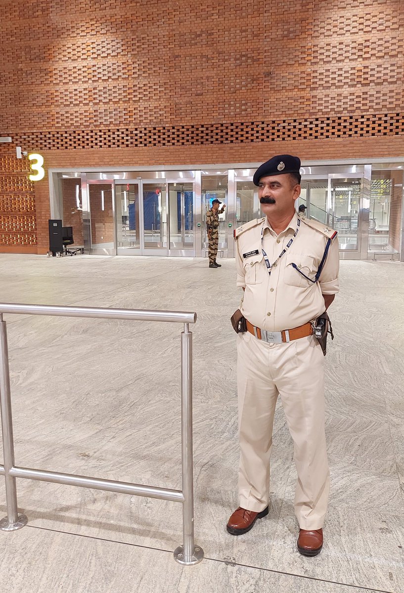 megirish2001's tweet photo. #TuesdayThoughts
It was past midnight when I tiredly walked out of the airport terminal.... forgetting my handbag with house keys, wallet and all else in the wash room inside!

The #CISF officer first reassured me with 'mil jayega, ek pin bhi yahan gum nahin hoga', and while I had to wait outside, he got the #Vistara ground staff to retrieve it, made sure my ID cards in the bag matched the boarding card on my phone.... and grateful me sheepishly thanked them heaved a sigh of relief and took a cab home....

All stress was over in 10 minutes! Doubtful of such efficiency, calm confidence and smiling effort as our airport staff anywhere in the world 🙏
Jai Hind 🇮🇳
