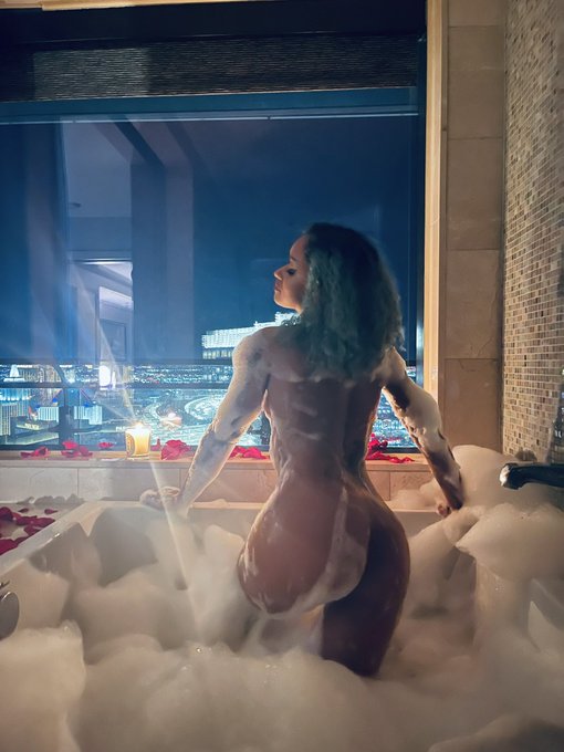 Who doesn&rsquo;t love being pampered?  😈💦 https://t.co/FlpvGqojiZ<a href="/tag/tbt"class="tags"><span>#tbt</span></a>