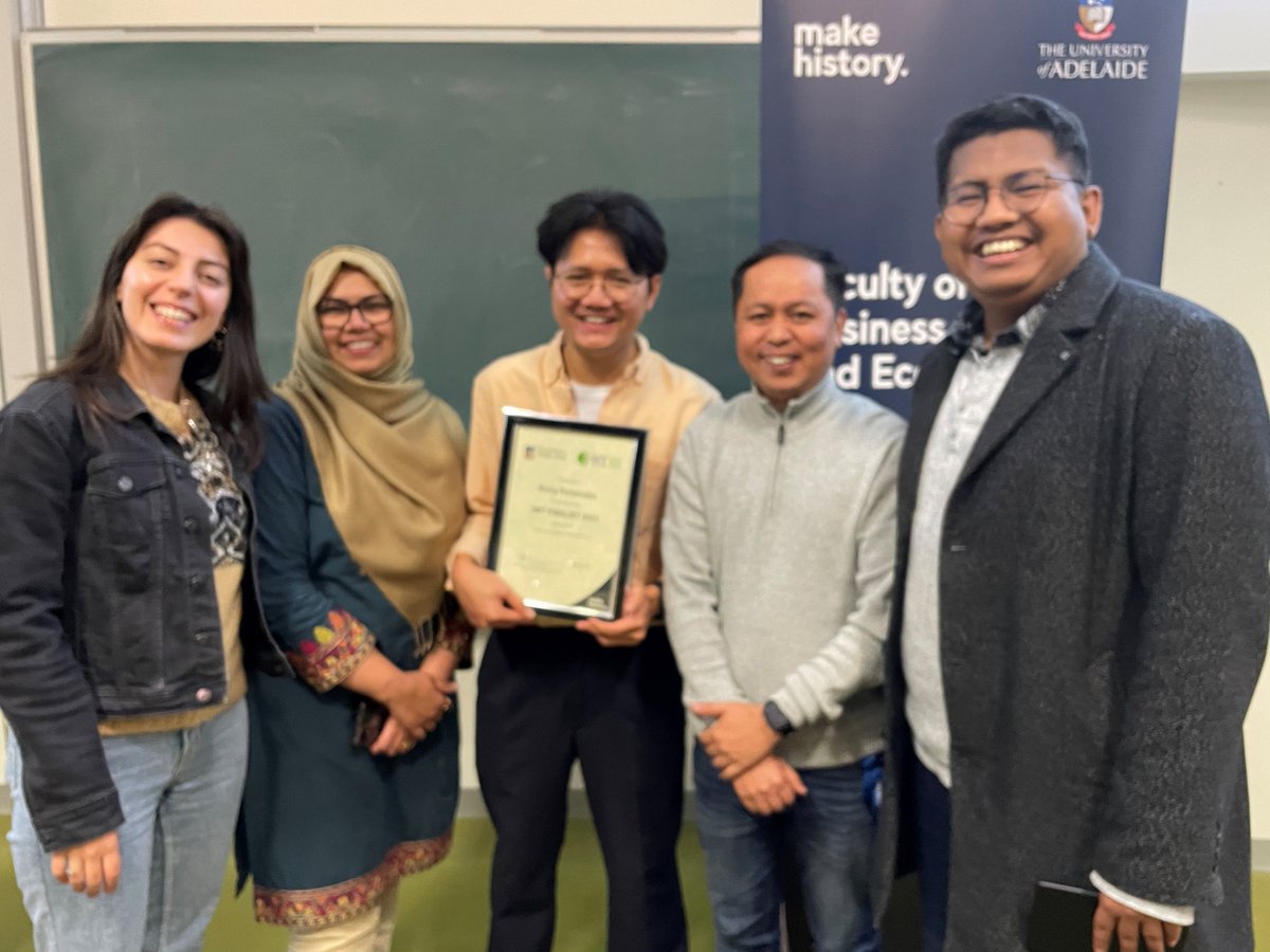 Well done to Ricky Fernandes and Wenfei Li for their superb presentations at yesterday’s Faculty of Arts, Business, Law & Economics 3 Minute Thesis competition. Ricky was one of the three brilliant winners now in the running for the Uni-wide title! Here he is with his award.