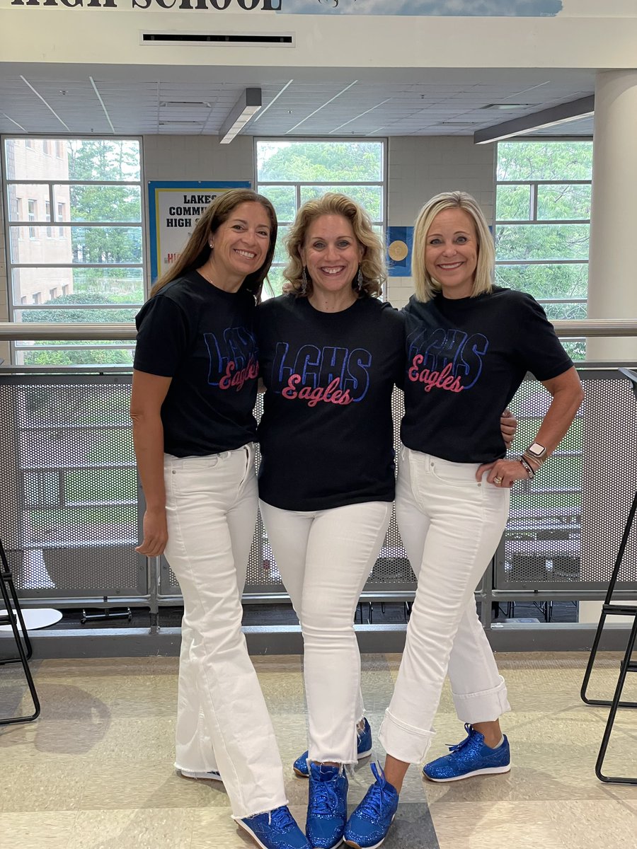 JoriBowen's tweet image. Celebrating back to school with new shoes and my favorite Principals! Let's go, Eagles! 💙🦅💙 #KickinIt