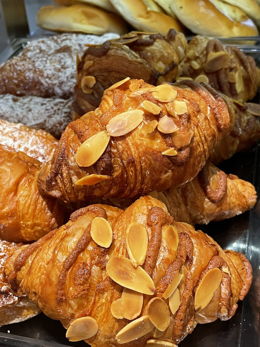 tedboybakery's tweet image. Happy Tuesday! 
Mulakan hari mu dengan makanan bestie 🌝 takut kelaparan nanti🤭

Freshly baked buns &amp;amp; pastries is waiting for you! 🥖🍞🥯🥐

#tedboy #buns #pastries #breakfast #freshlybaked