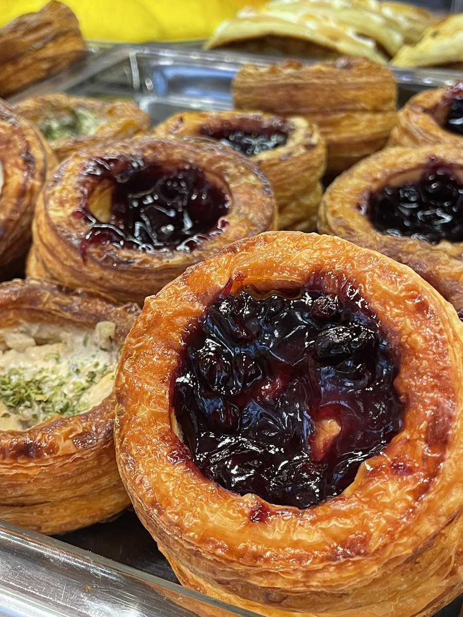 tedboybakery's tweet image. Happy Tuesday! 
Mulakan hari mu dengan makanan bestie 🌝 takut kelaparan nanti🤭

Freshly baked buns &amp;amp; pastries is waiting for you! 🥖🍞🥯🥐

#tedboy #buns #pastries #breakfast #freshlybaked