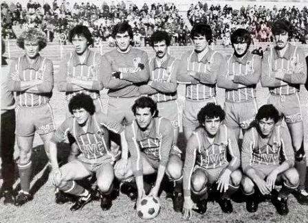 William NOBLE🇺🇾

⚽️Corpulento atacante #uruguayo de potente remate y pinceladas de crack. 

Hermano mayor de Alexis Noble, jugó en Peñarol🇺🇾 desde 1971 (campeón de Liga🇺🇾 '73).

Tras breve paso x Defensor🇺🇾 en 1975 cruza la cordillera para defender a D. Aviación🇨🇱 en 1976 donde⬇️