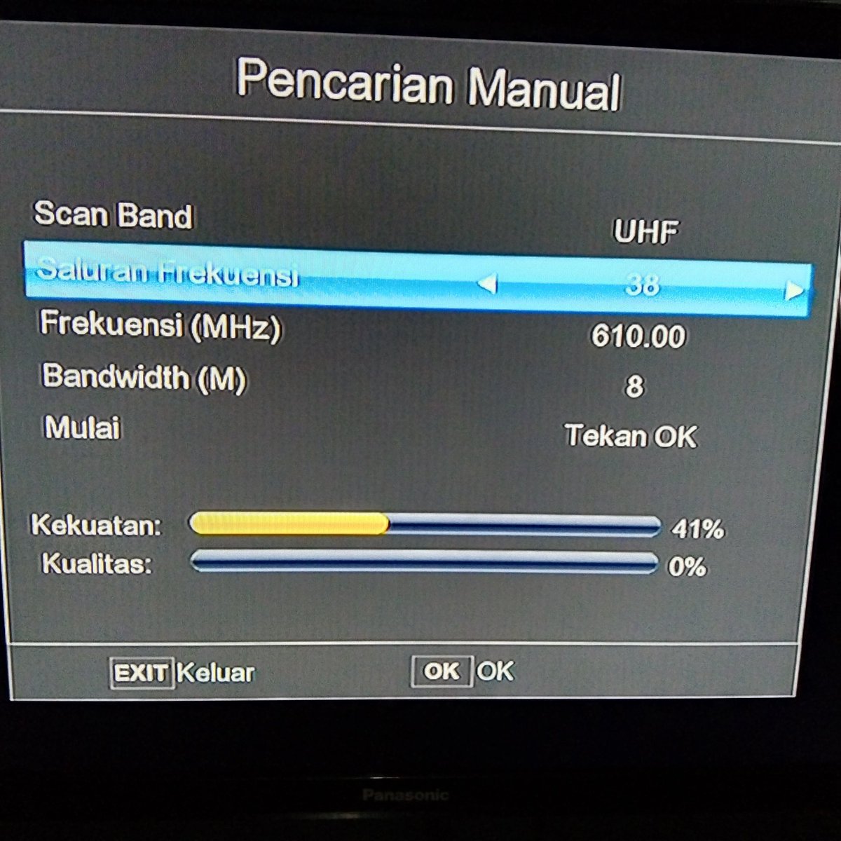 Angel_9914's tweet photo. @mojiupdates @VidioSports Emtek Cirebon signal nya tabrakan dengan MNC group Garut. MNC nya belum pindah ke37 UHF! Jadi begini deh dua2 tidak dapat Chanel https://t.co/m0QlIVI3Wn