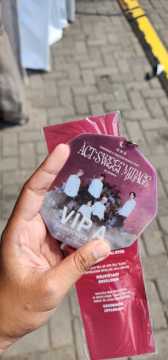 run_kive's tweet photo. THE VIP LANYARD FOR TXT ASM IN JAKARTA IS FINALLY REVEALED💙 

Cr Nilla (whatsapp gc) https://t.co/23HxRgqK5O