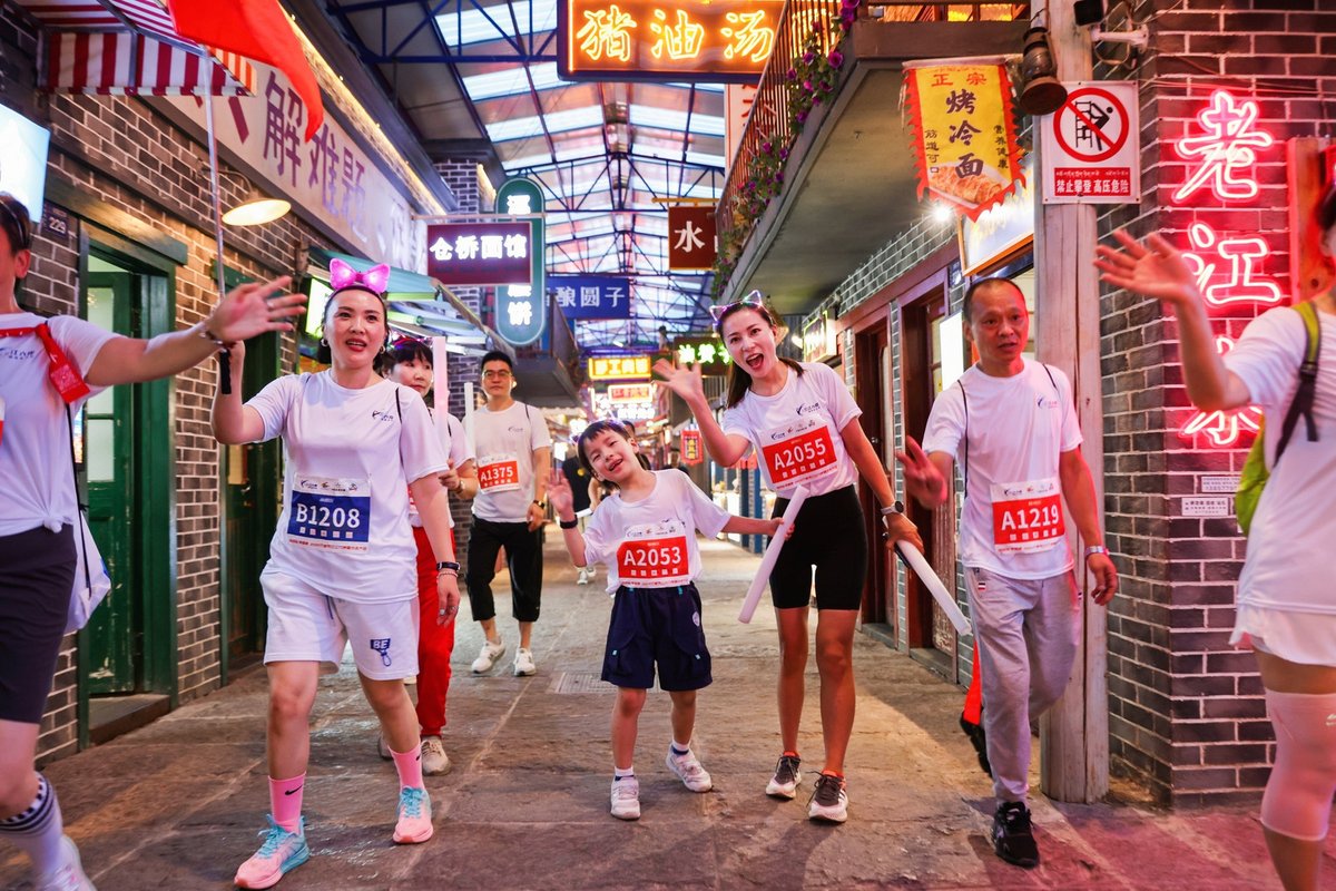 PDChinaSports's tweet photo. East China's Ningbo celebrated the annual National Fitness Day that falls on August 8 with its traditional event of fast walking. Some 1,500 residents hit the road that toured the city's famous scenic spots. #fastwalking #citywalk https://t.co/zfkujdih2g