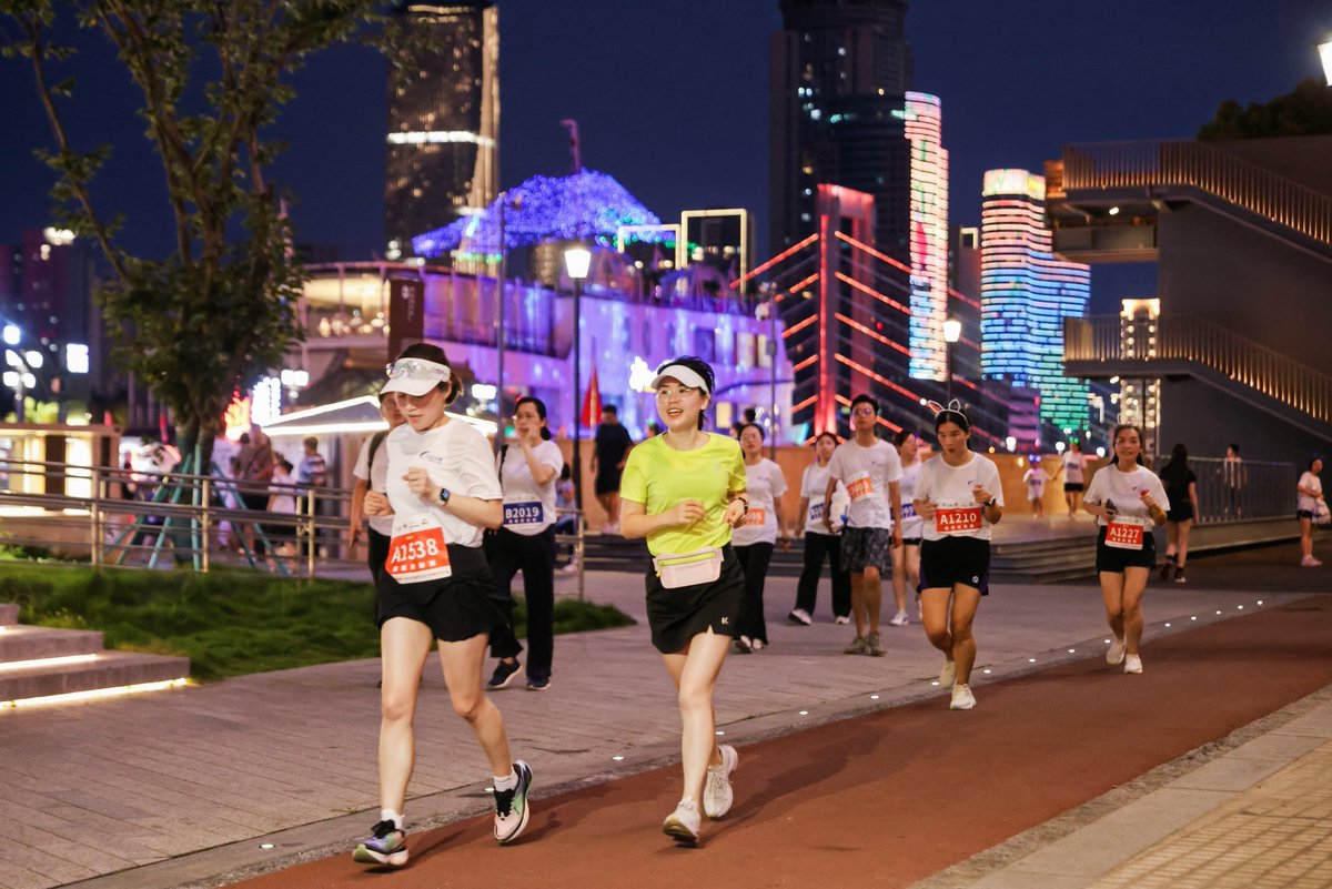 PDChinaSports's tweet photo. East China's Ningbo celebrated the annual National Fitness Day that falls on August 8 with its traditional event of fast walking. Some 1,500 residents hit the road that toured the city's famous scenic spots. #fastwalking #citywalk https://t.co/zfkujdih2g